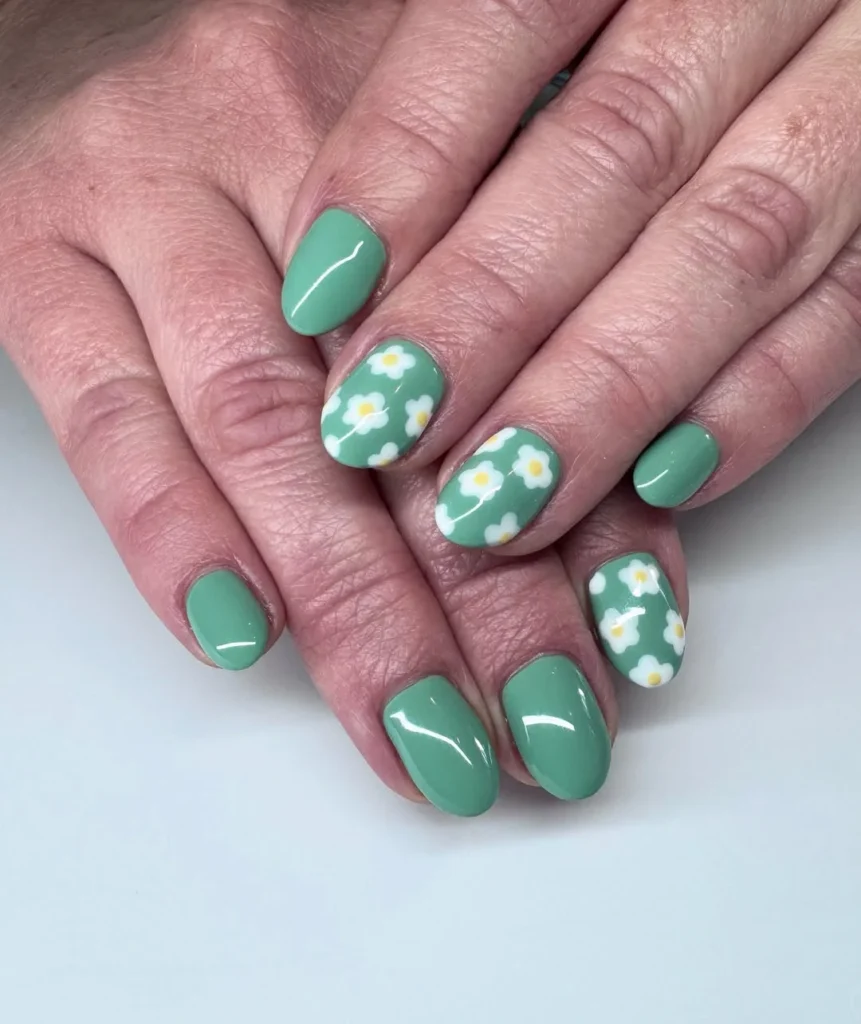 Minty Daisy Nails