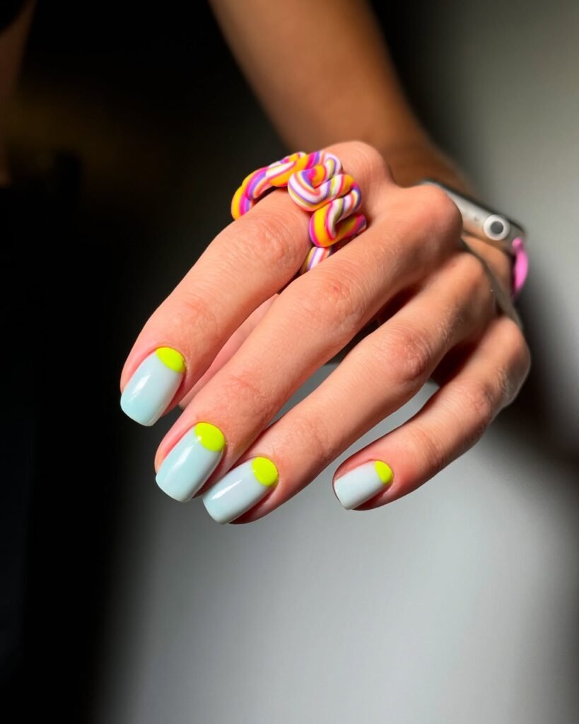  Minimal Neon Half-Moon