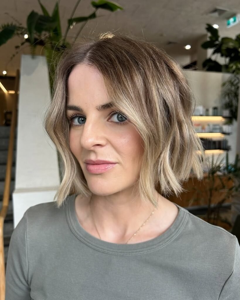 Soft Wavy Bob with Face-Framing Highlights